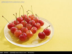 玻璃盤中的紅櫻桃 鮮艷欲滴的自然饋贈(zèng)